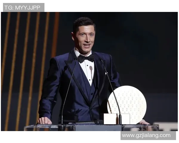 国外抱足球明星的神秘身份揭晓引发全球热议